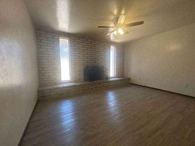 Building Photo - 2141 E Manhatton Dr
