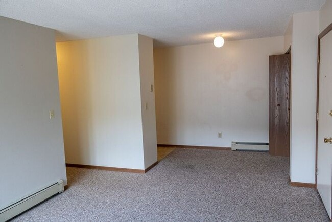 Building Photo - $1025 | 1 Bedroom, 1 Bathroom Condo | Cat ...