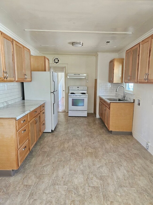 Building Photo - Original 1904 Style Home