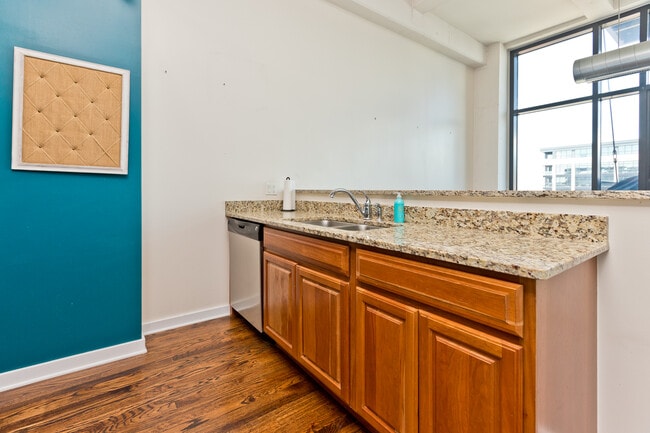 Building Photo - 1334 W Van Buren St