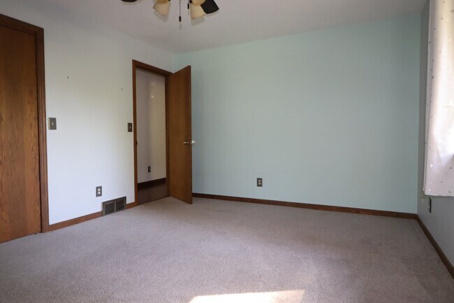 Building Photo - Stunning 4 Bedroom Home with Pond Access