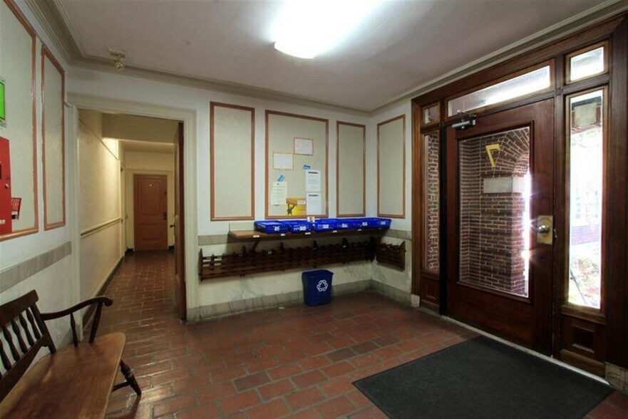 Building Photo - 4 Craigie Cir