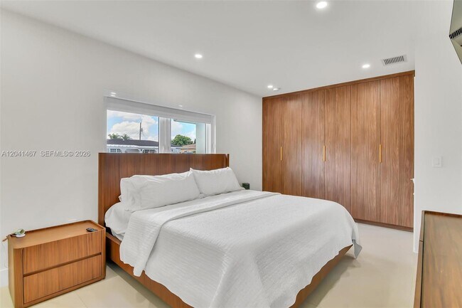 Building Photo - 241 W 48th St