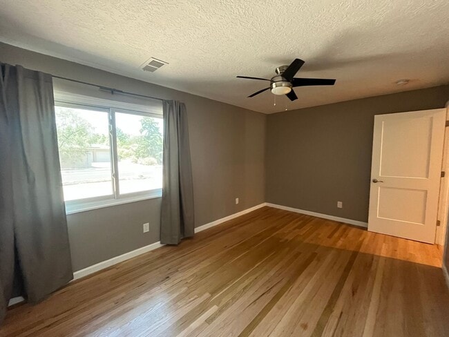 Building Photo - Large 3 Bedroom 2.5 Bathroom Home In The NE!