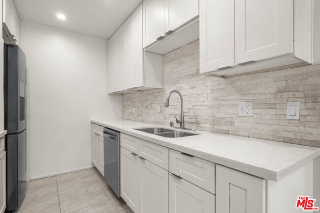 Building Photo - 423 Rexford Dr