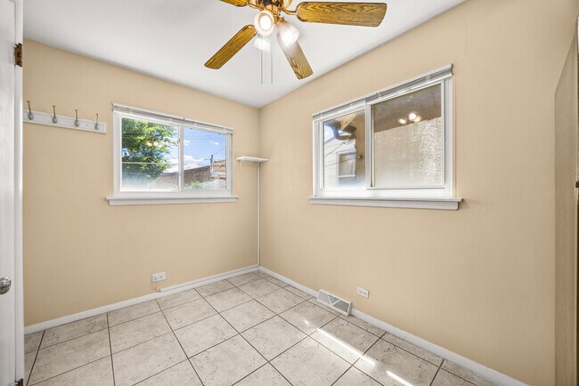 Building Photo - 3109 Grove Ave