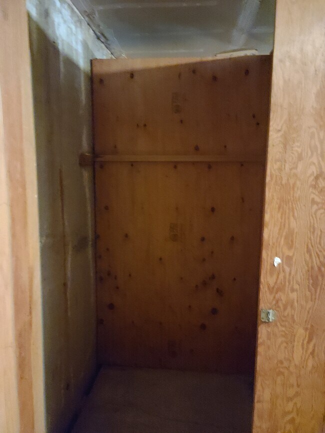 Additional storage for larger items - 11010 NE 68th St