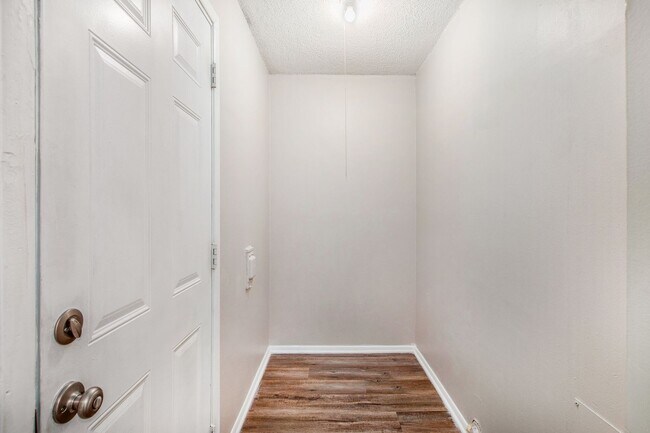 Building Photo - Beautiful 2BR/1BA Duplex in Independence!