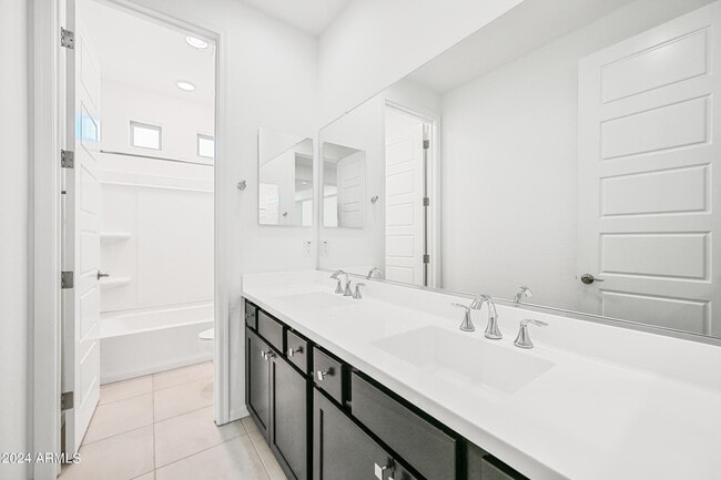 Building Photo - 14049 W Desert Hollow Dr