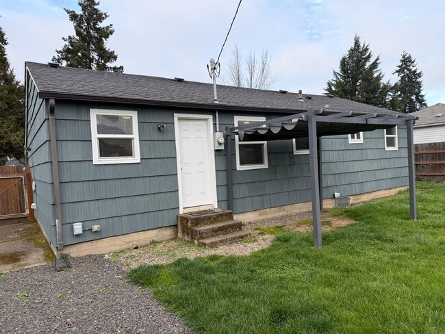 Building Photo - Updated 2 bedroom 1 bathroom house in Springfield!