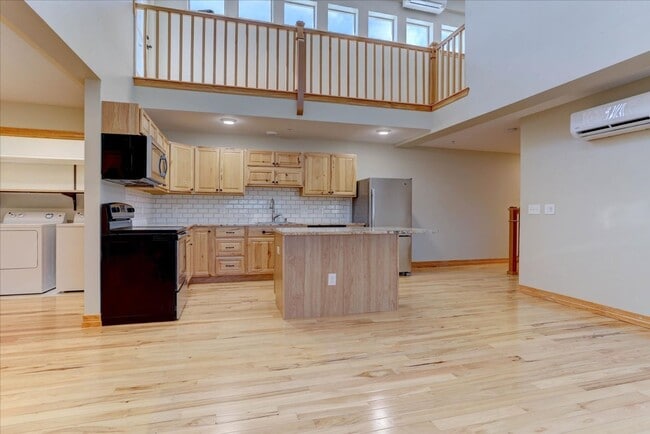 Building Photo - Caretaker Unit Available, Utilities Included, Mountain Views!