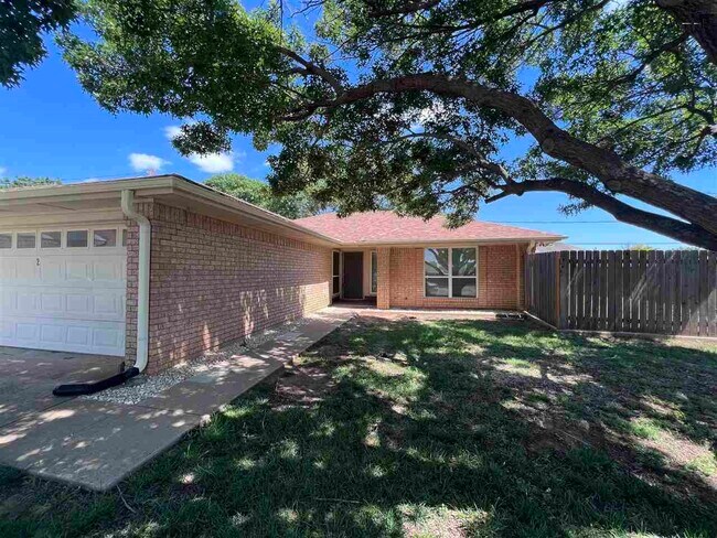 Primary Photo - 2 Indigo Cir
