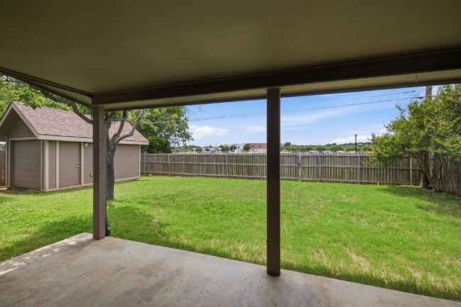 Building Photo - Charming 3 Bedroom Home near Schools and Rec Center