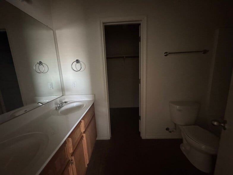 Building Photo - 1537 Justin Lp