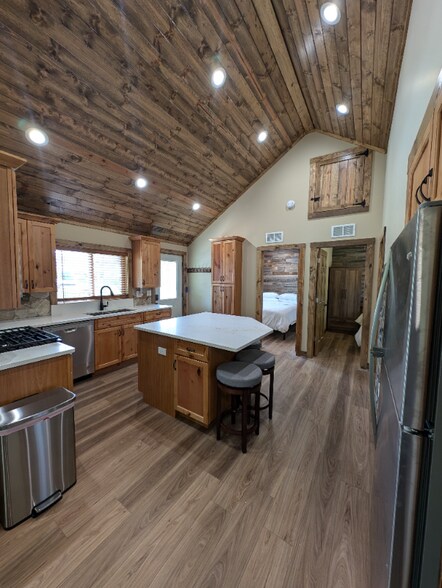 Building Photo - 605 Vincent Rd