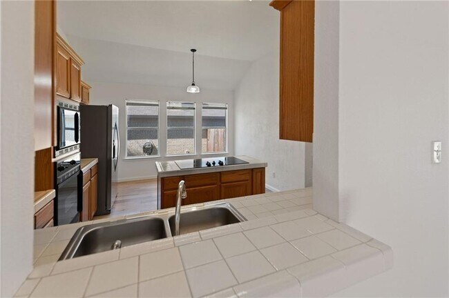 Building Photo - 2906 Greenlawn St