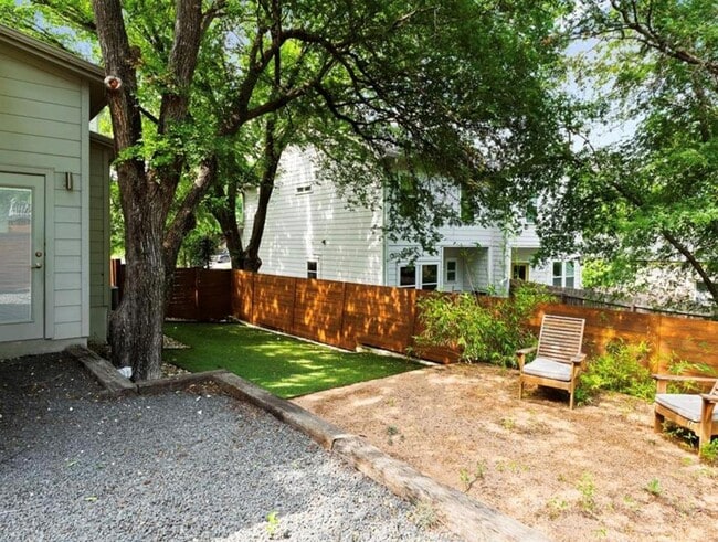 Building Photo - 1609 J J Seabrook Dr