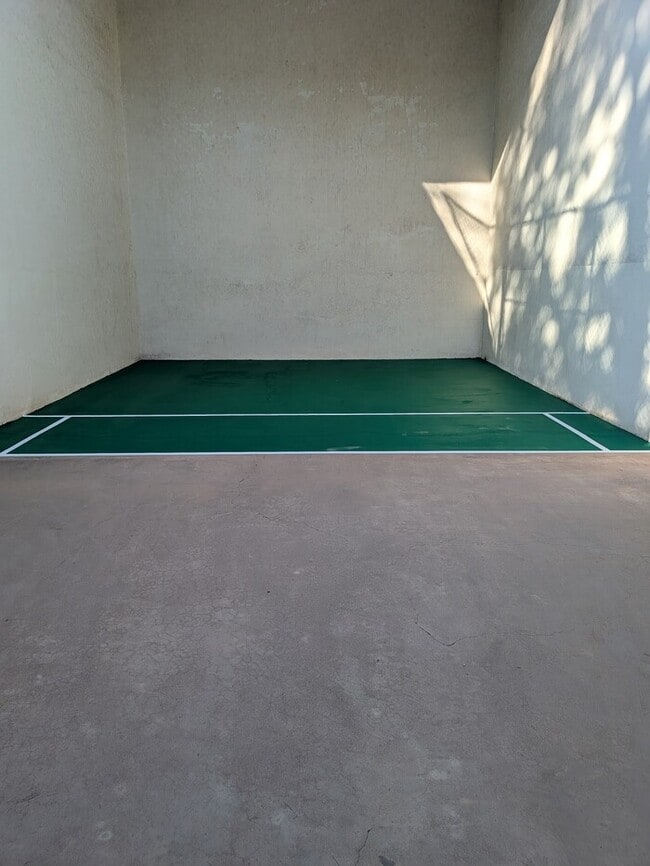 Building Photo - Beautiful 2 bedroom 2 bath Condo New Paint and flooring throughout