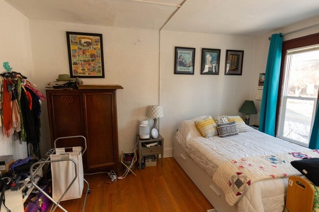 Building Photo - Huge sunny vintage 4bedroom apartment