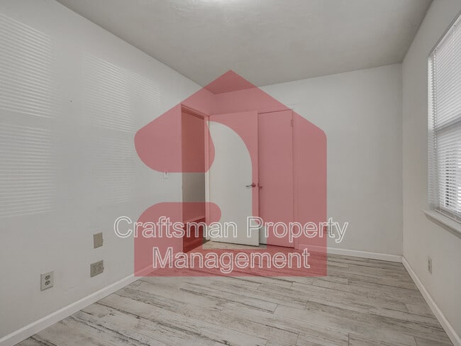 Building Photo - 224 W 5th St