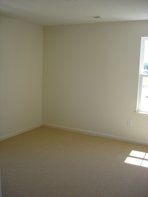 Building Photo - 1715 Newport Cir