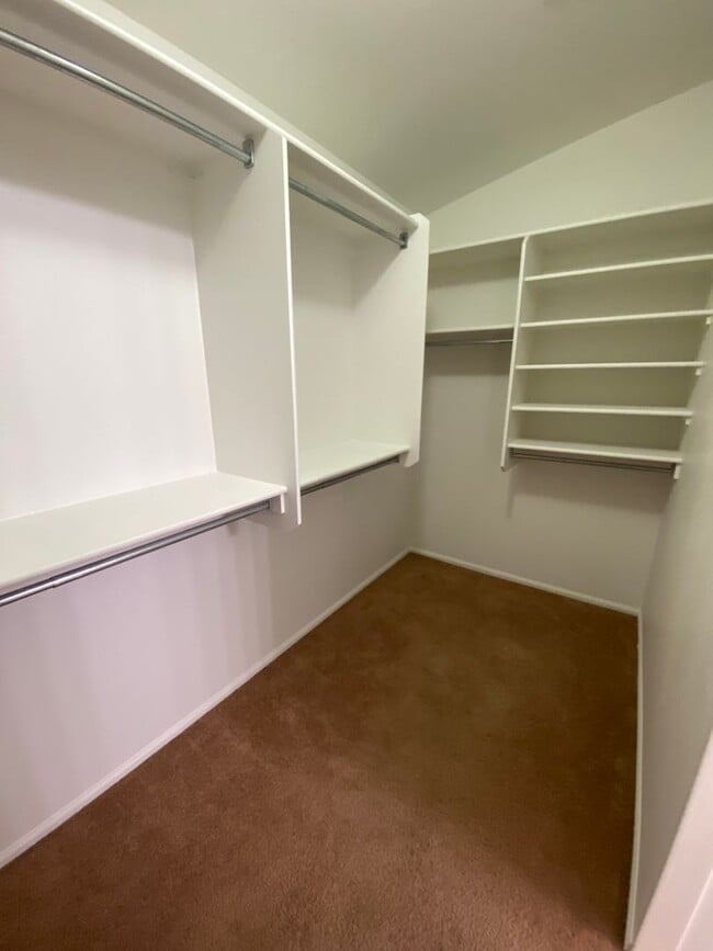 Building Photo - Enjoy Golf Course Living: Refreshed 4-Bedr...