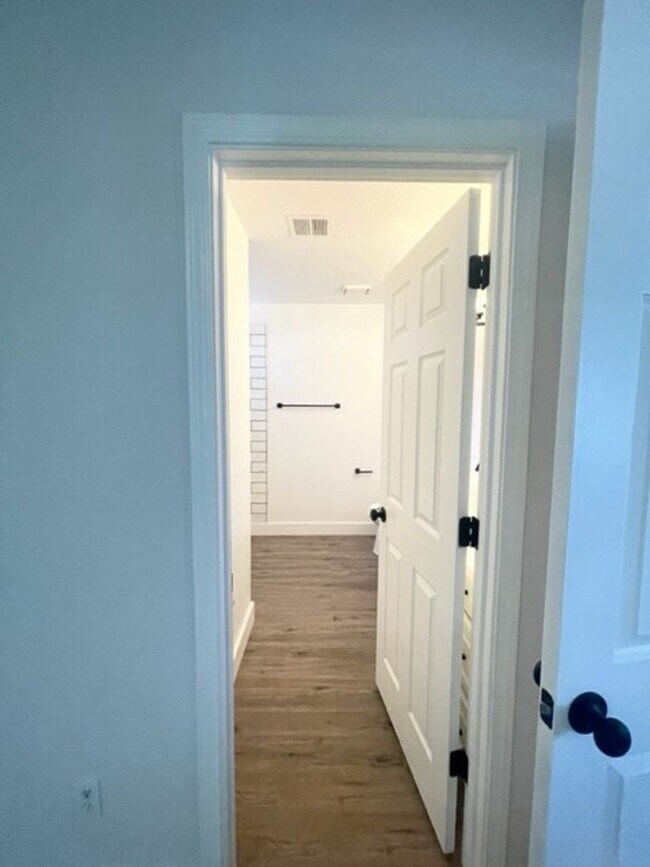 Building Photo - 3 bedroom, 3 bathroom home in the heart of Elk Grove