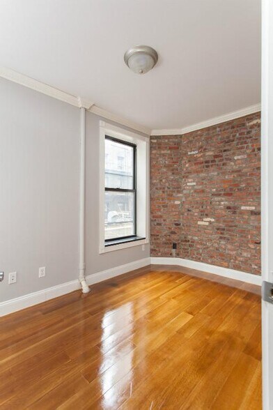 Building Photo - 346 E 18th St