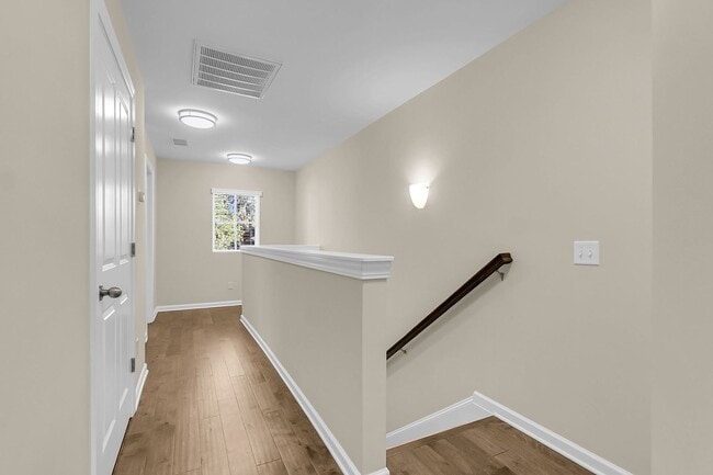 Building Photo - Stunning 3-Bed / 2.5-Bath Home in Park Cir...