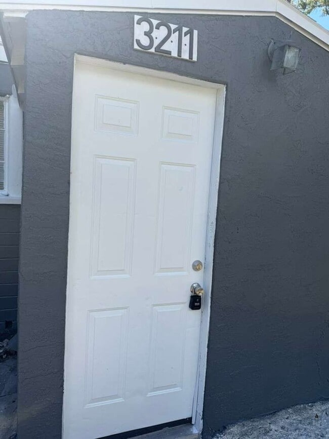 Building Photo - Cute & Cozy 1 Bedroom in Central St. Pete! ASK ABOUT OUR MOVE IN SPECIALS!!