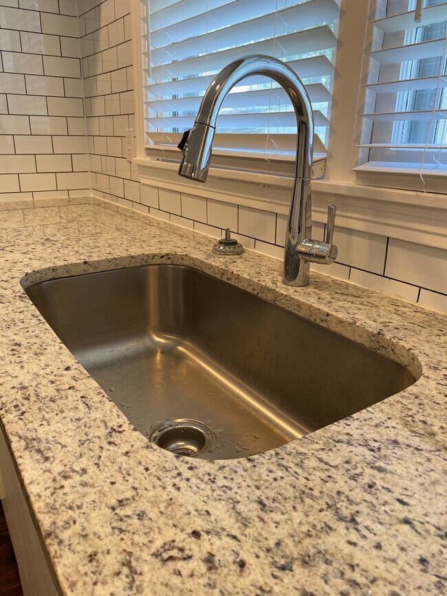 Building Photo - 1622 McCullough Ave NE