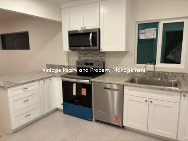 Building Photo - Back On The Rental Market Great Single Story Three Bedroom Home!!!