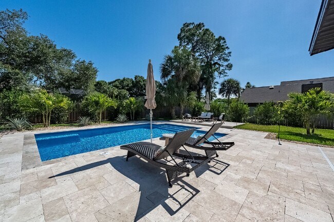 Building Photo - Beautiful pool home in Lockmar Estates