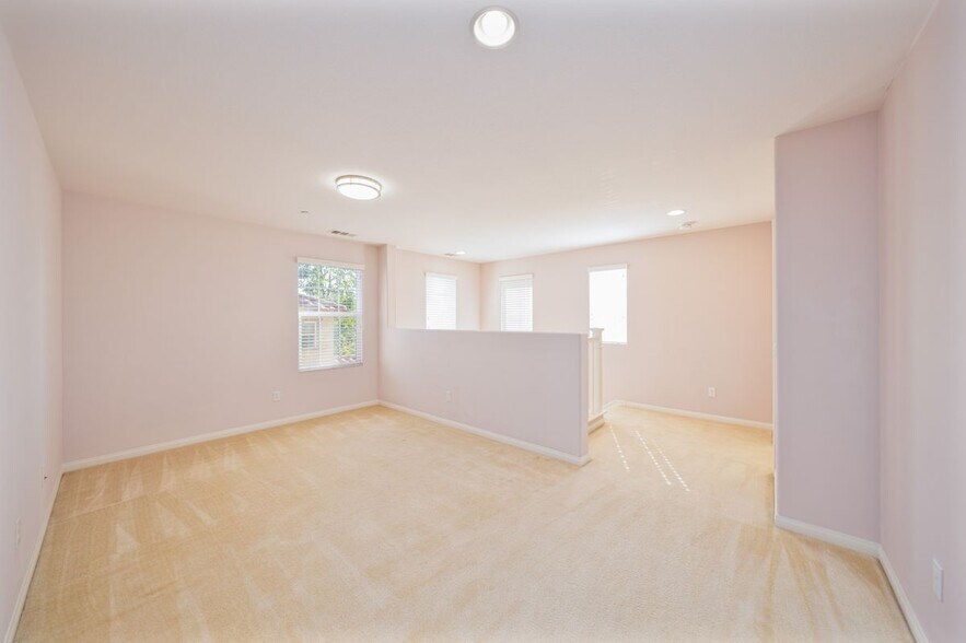 Building Photo - 372 Cardinal Ln