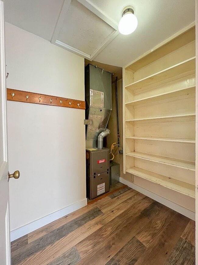 Building Photo - 3 bed/ 1 bath Single Family Home on Coffeen!