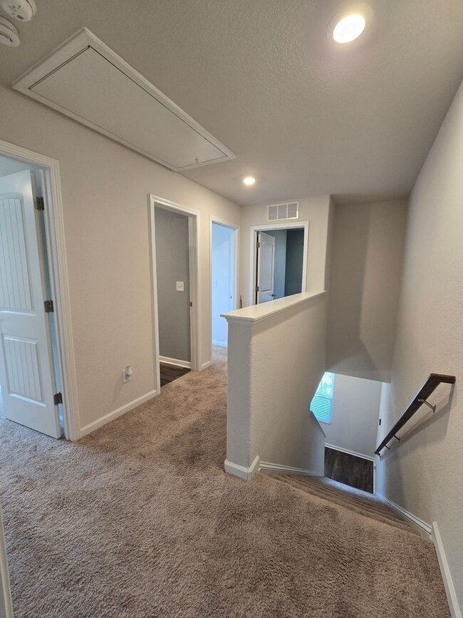 Building Photo - NEW LISTING!!!!!