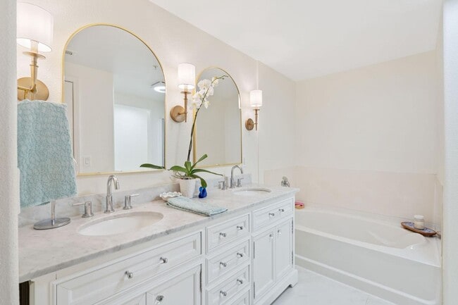 Building Photo - Luxury condo in Natomas!