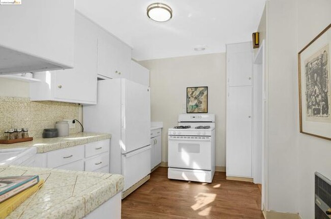 Building Photo - 24639 Leona Dr