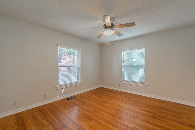 Building Photo - UPDATED 2 bedroom, 1 bathroom with 1 garage space