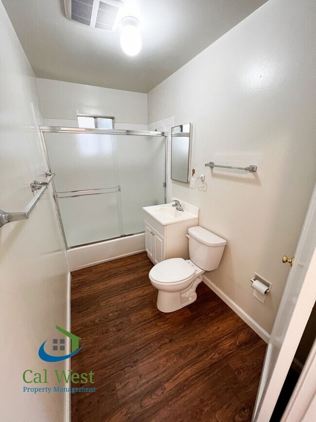 Building Photo - $2,495 - Darling 2 Bedroom 1 Bathroom Dupl...