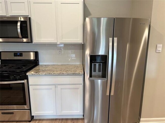 Building Photo - Lakeshores Villages Beauty