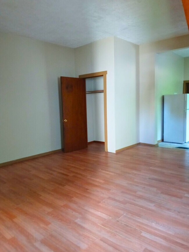 Building Photo - 107 S Walnut St