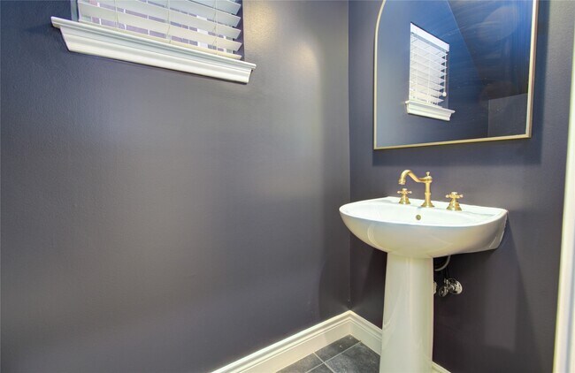 Building Photo - 1931 Woodbury St