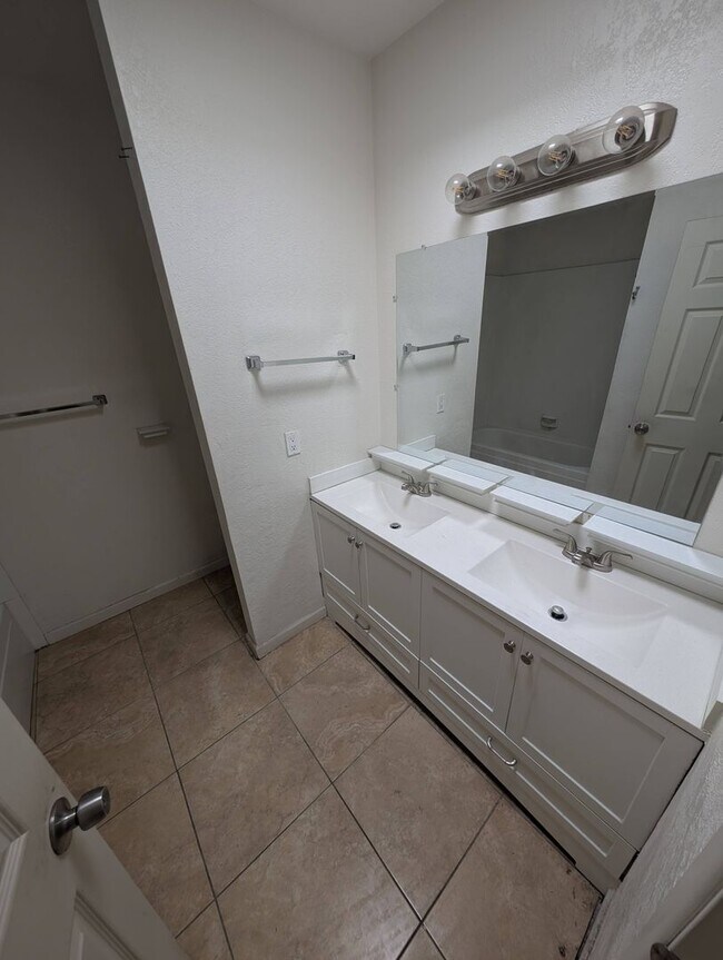 Building Photo - Beautiful Air Conditioned Condo! MUST SEE! 2bed & 1bath