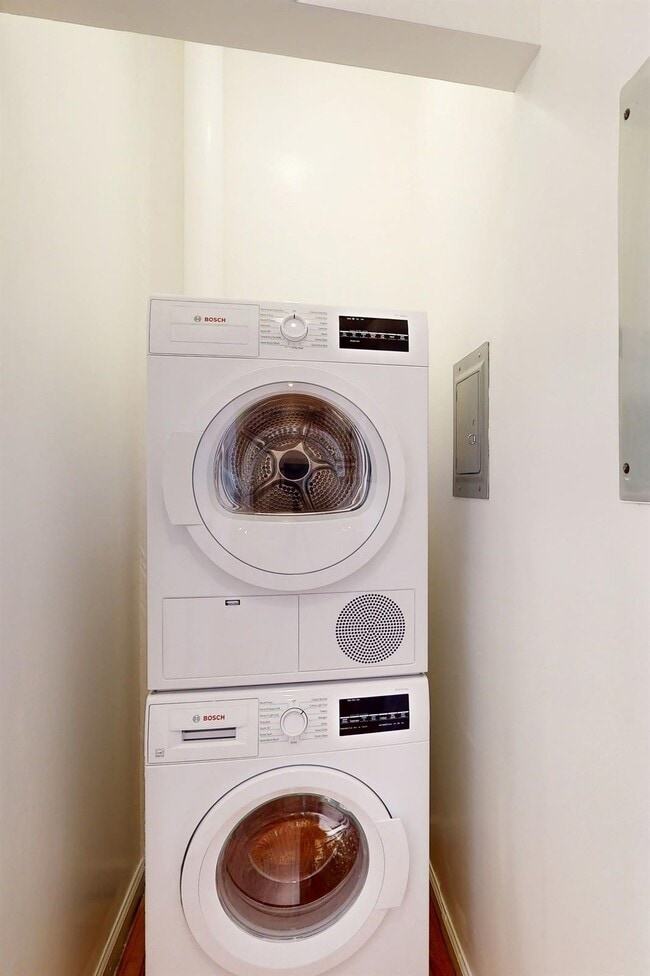 Building Photo - 604 4th St