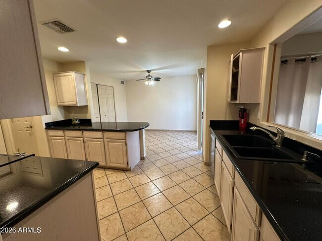Building Photo - 14462 N Sherwood Dr