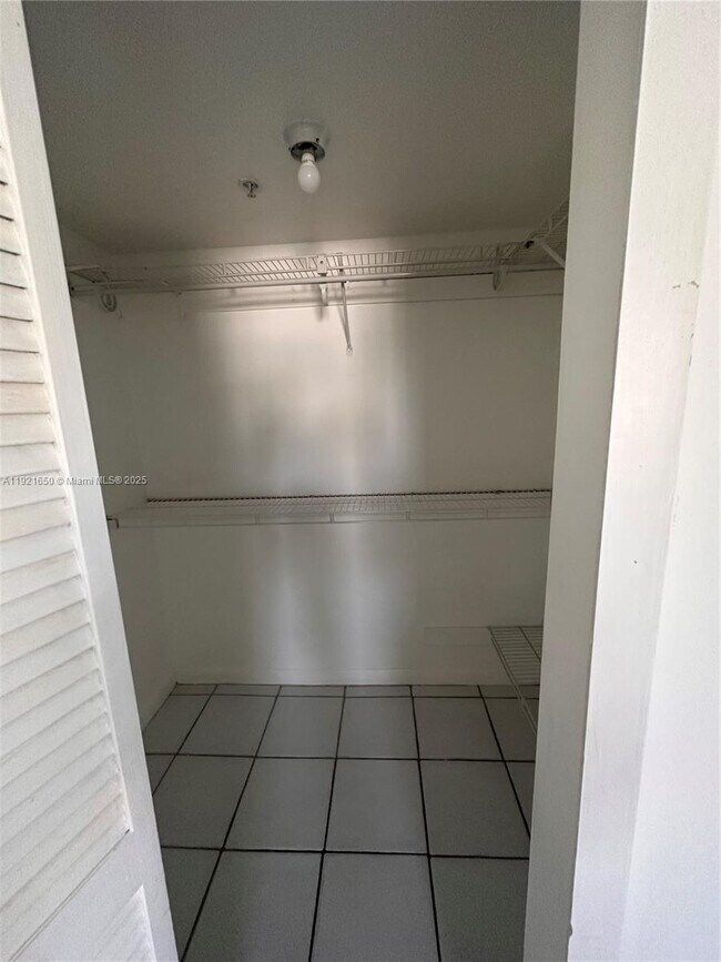 Building Photo - 3052 SW 27th Ave