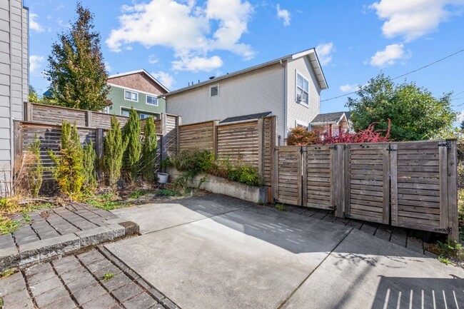 Building Photo - 2Bd/1.75Ba Seattle Townhouse
