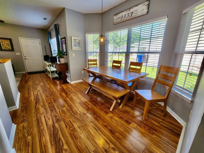 Building Photo - Adorable, well taken care of three bedroom...