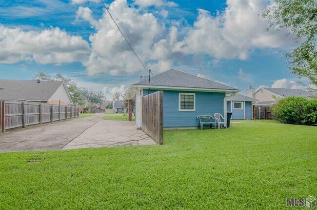 Building Photo - Charming 3 Bedroom 2 Bath House located in Central, La